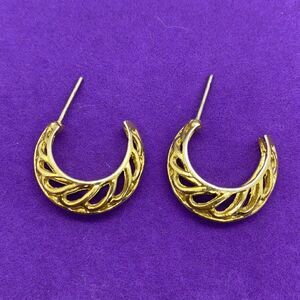 💛 Gold Tone Crescent Hoop Earrings